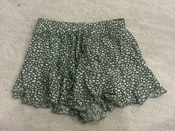 Green flower shorts Size 26 - Image 2