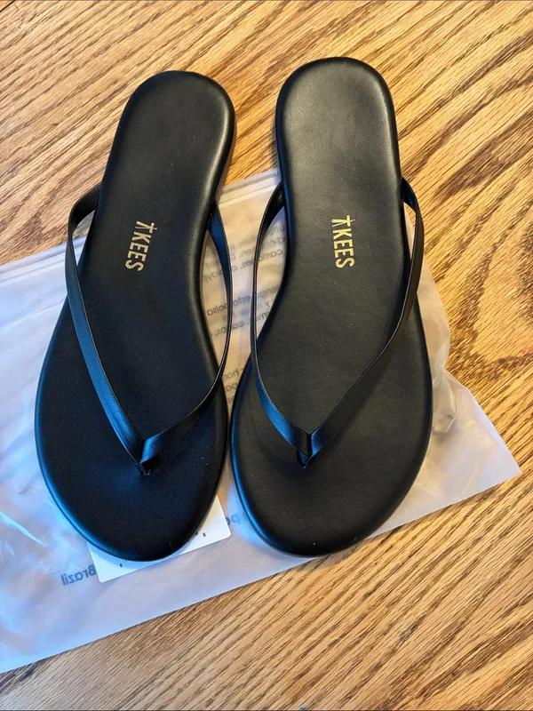 Tkees vegan Lily black flip flops Size 6 - Image 3