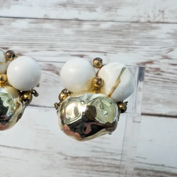 Vintage Clip On Earrings - Off White & Gold Tone 7/8" - Image 4