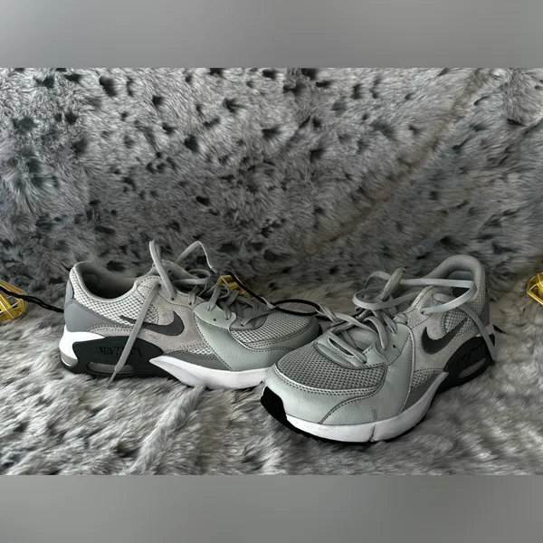 3001. Nike Air Max excee women sz 8.5 Gray - Image 2