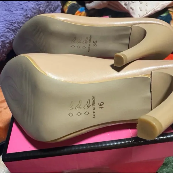 Women's Tan Pumps Size 5.5 - Image 3