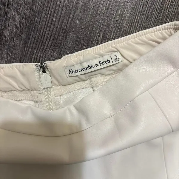 Abercrombie & Fitch size XS White faux leather mini skirt - Image 2