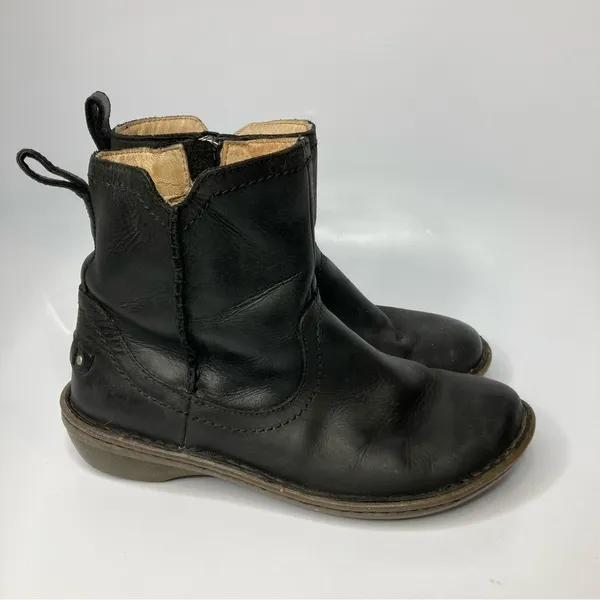 UGG Neevah short boot‎ black leather Shearling lined size 7 - Image 2