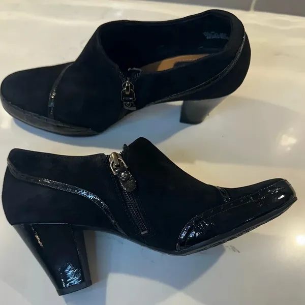 Clarks Artisan Black Suede and Patent Leather Heeled Shoes Classic Size 8 - Image 6