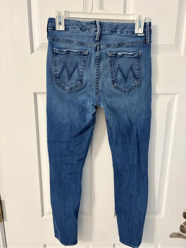 MOTHER Skinny Jeans in Medium Blue Wash - Image 7