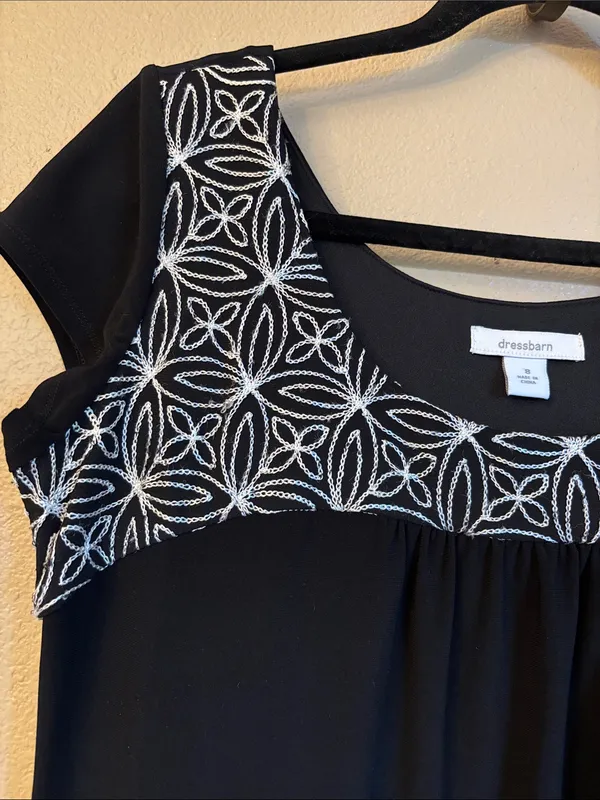 dressbarn 8 Black Scoop Neck White Floral Embroidered Mini Knee Length Dress LBD - Image 5