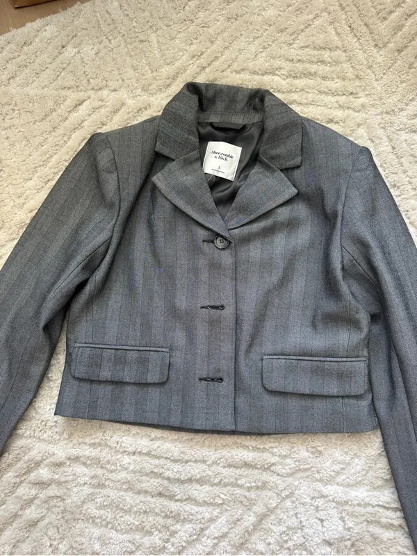 NWOT Abercrombie & Fitch Gray Pinstripe Cropped Blazer - Image 3