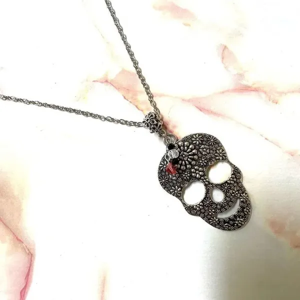 Silver tone skull pendant necklace - Image 7