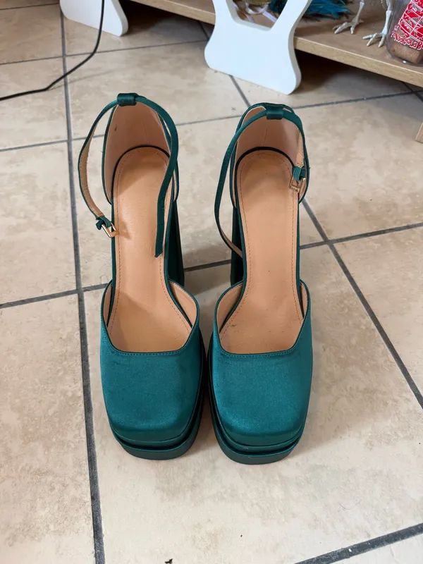 Satin Green Heels Size 10 - Image 2