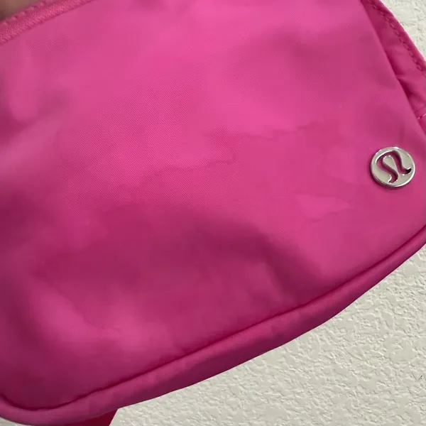 LULULEMON Athletica Everywhere Belt Bag 1L Sonic Pink - Image 9