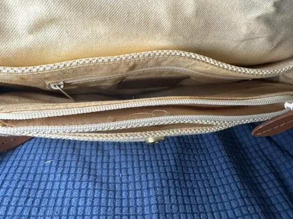 Vintage Etienne Aigner crossbody bag - Image 7