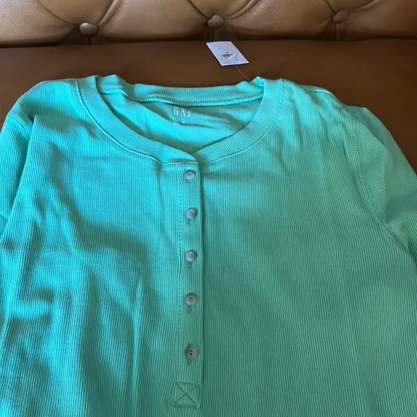 GAP Women's Ribbed Long Sleeve Henley Top Shirt NWT SIZE M - Image 2