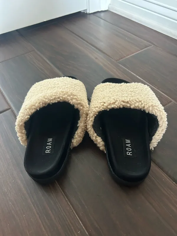 Roam Fuzzy Platform Slide Shoe in Nude Faux Shearling - Size 7 - Image 4