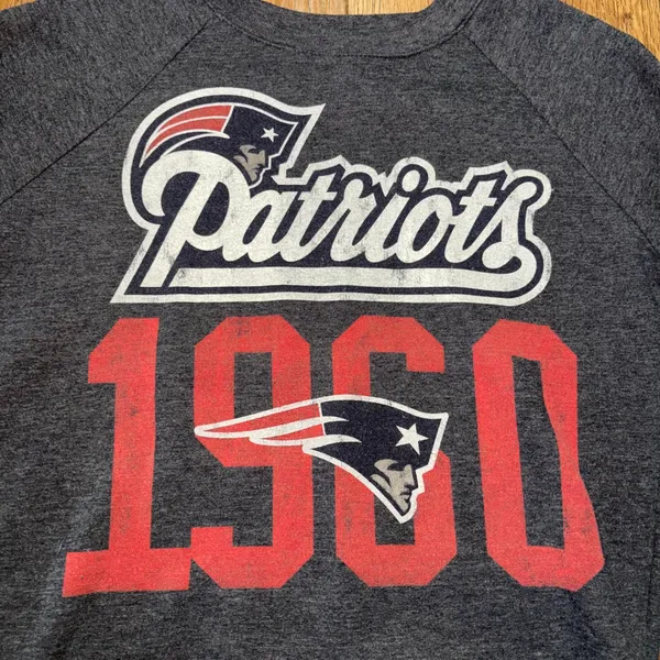 NFL Team Apparel New England Patriots Sweatshirt Womens Small Blue 1960 Graphic Pullover - Image 6