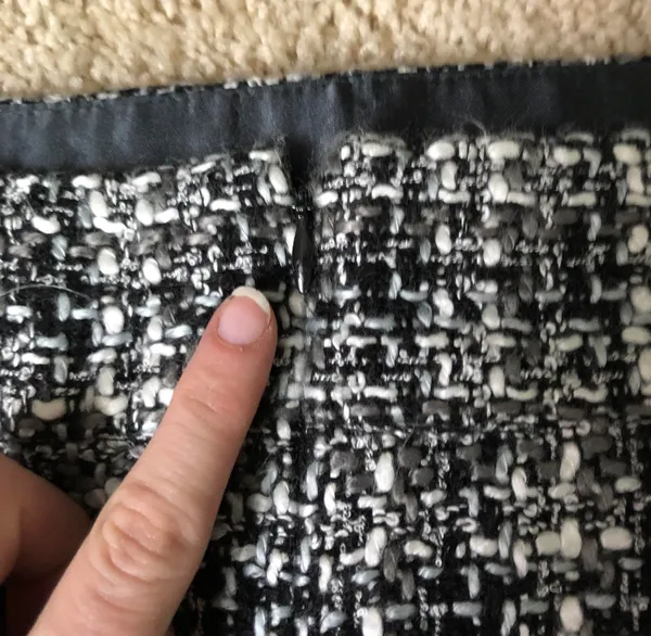 Banana Republic Black and white mid thigh knit skirt never Worn - Image 4