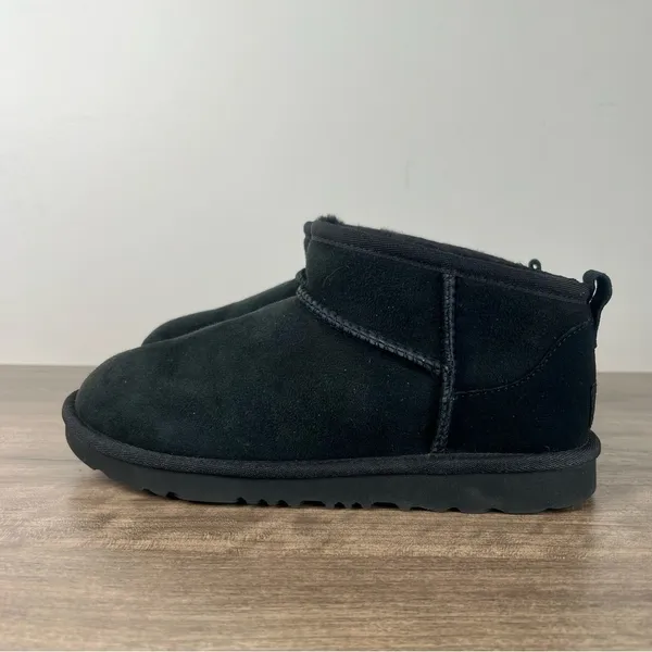 Ugg Youth Women’s Black Mini Boot Size 6 or Women's Size 8 SKU#24325 - Image 4
