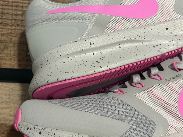 Women’s Nike pink and gray - Image 7