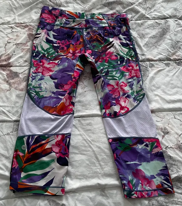 Floral Multicolored Adjustable Waist Back Pocket Capri Leggings, size L - Image 9