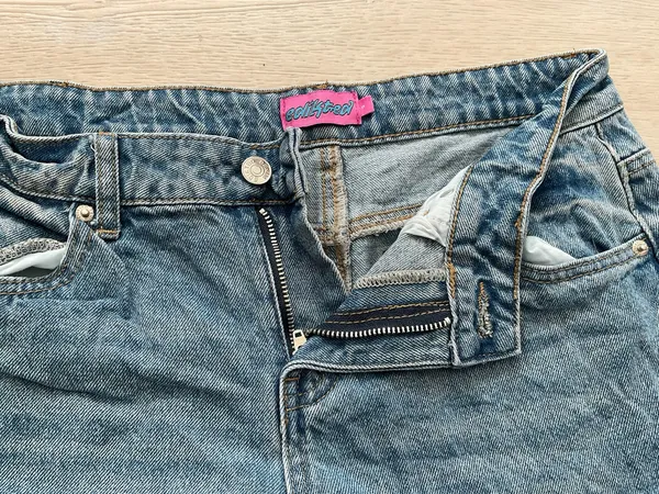 Edikted Low-Rise Jeans - Image 2