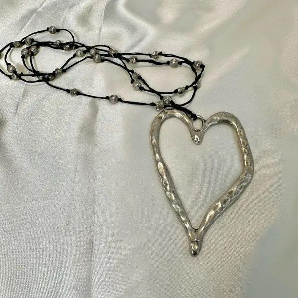 Silver tone long open heart necklace - Image 8