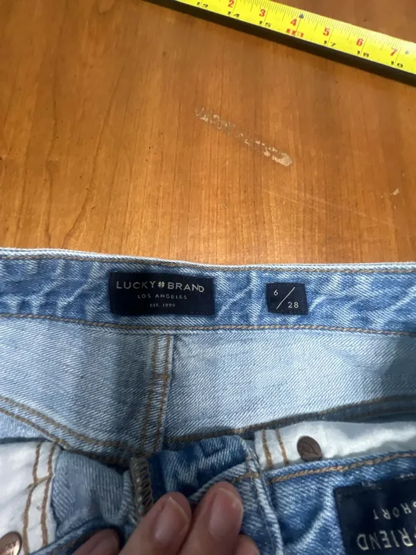 Lucky Brand Women's Distressed Raw Hem Denim Boyfriend Shorts Size 6/28 - Image 4