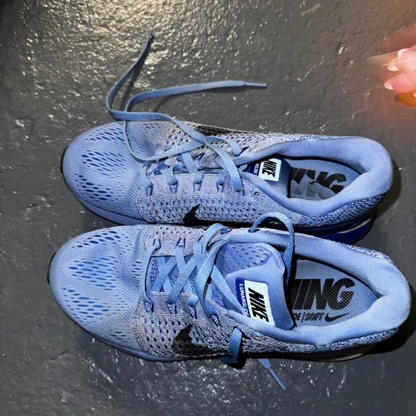 Nike sneaks - Image 4
