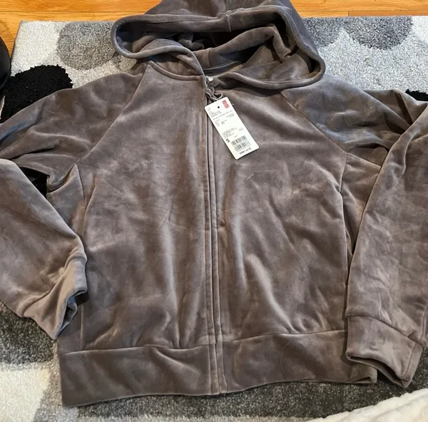 Uniqlo Ultra Stretch Smooth Hoodie - Image 3