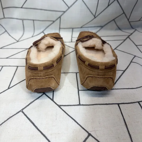 UGG‎ Dakota Moccasin Slippers 8 Chestnut Suede Sheepskin Lined 5612 - Image 3