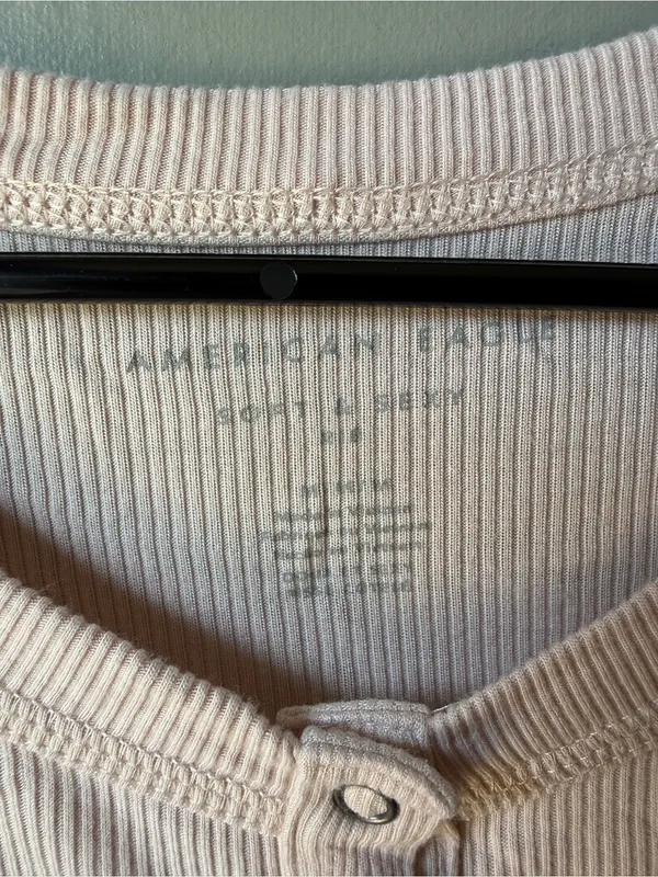 American Eagle Soft & Sexy Pink Ribbed Henley Top Size Medium - Image 2