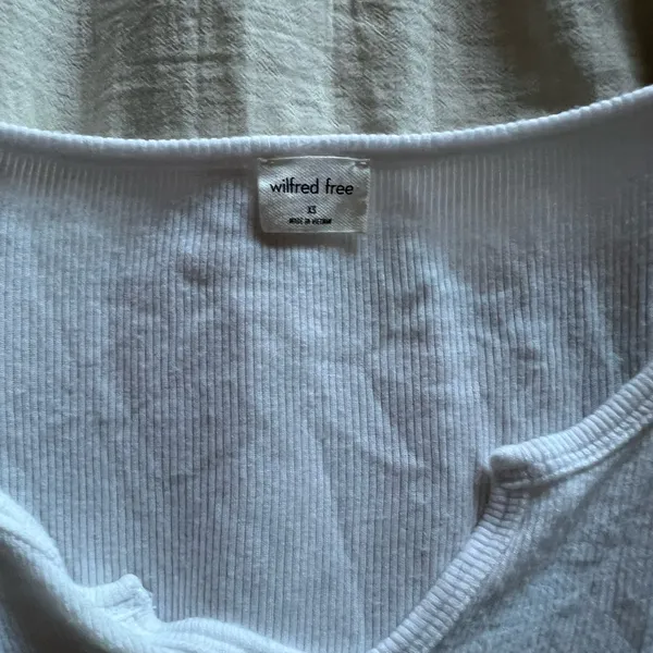 Wilfred Free Aritzia White Long Sleeve - Image 3