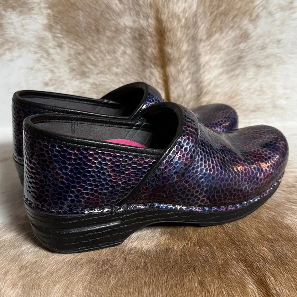 Dansko Purple‎ iridescent Scaled Clogs Size 7.5 B86 - Image 4