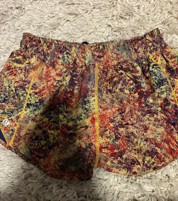 Lululemon Hotty Hot Short 2.5” Size 6 - Image 2