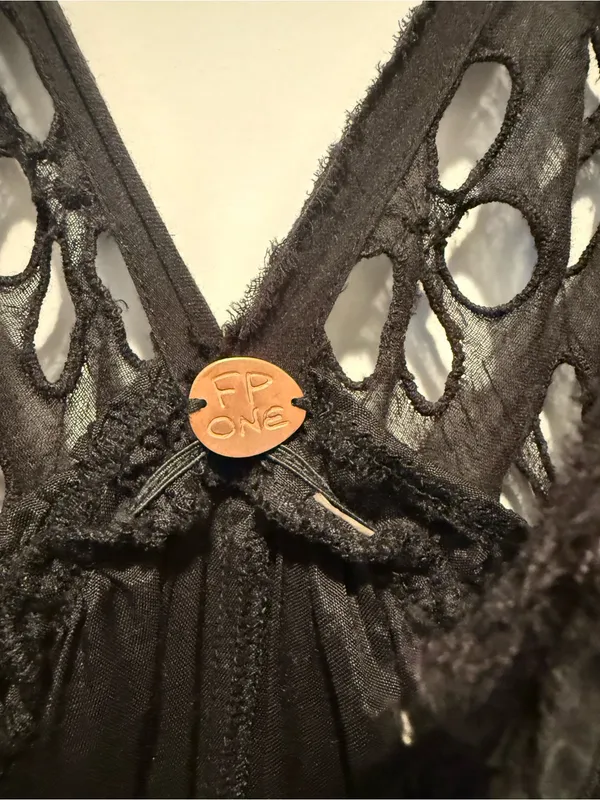 V - Image 3