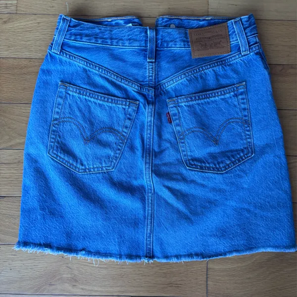 Levi’s Ribcage Denim Button-Front Skirt Medium Wash - Image 7