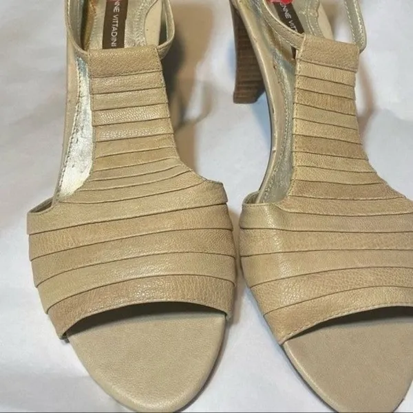Adrienne Vittadini Beige Leather T Strap Heels Size 10 Open Toe Sandals Flawed - Image 2
