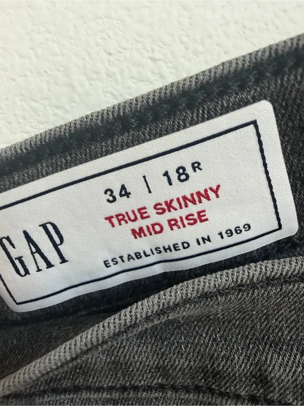 GAP Women's Black Washed Skinny Jeans with Button-Fly - Image 4