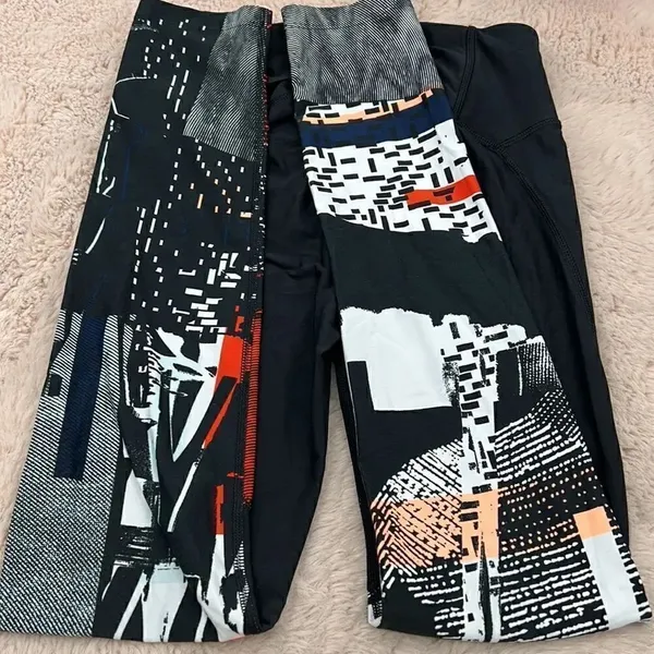 Under Armour size small black abstract print leggings - Image 6
