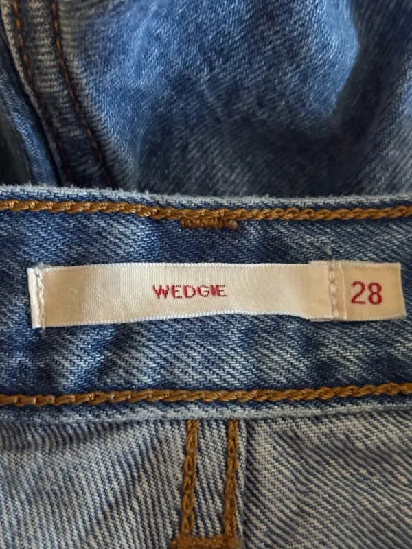 Levi’s Wedgie Jeans Size 28 - Image 3