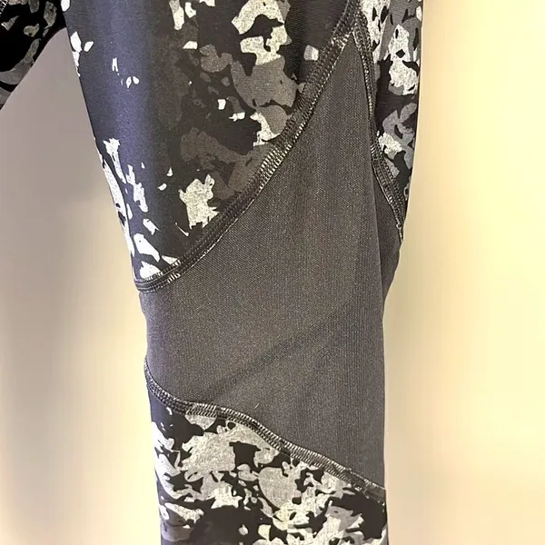 Under Armour Women’s HeatGear Ankle Cropped Camo Print Compression Leggings- M - Image 3