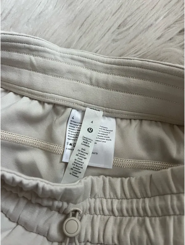 Lululemon Softstreme Shorts 4" - Image 3