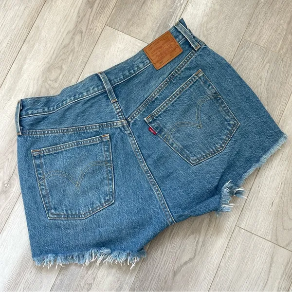 Levis 501 High Rise Button Fly Distressed Denim Shorts Medium Wash (size 30) - Image 4