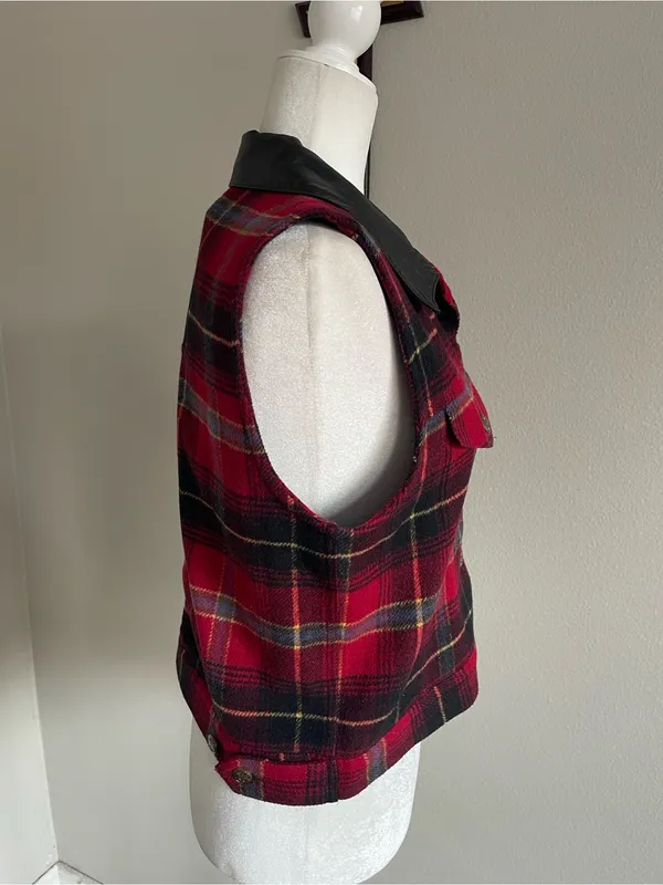 Red Plaid Sleeveless Button-Front Crop Vest with Black Collar - Image 4