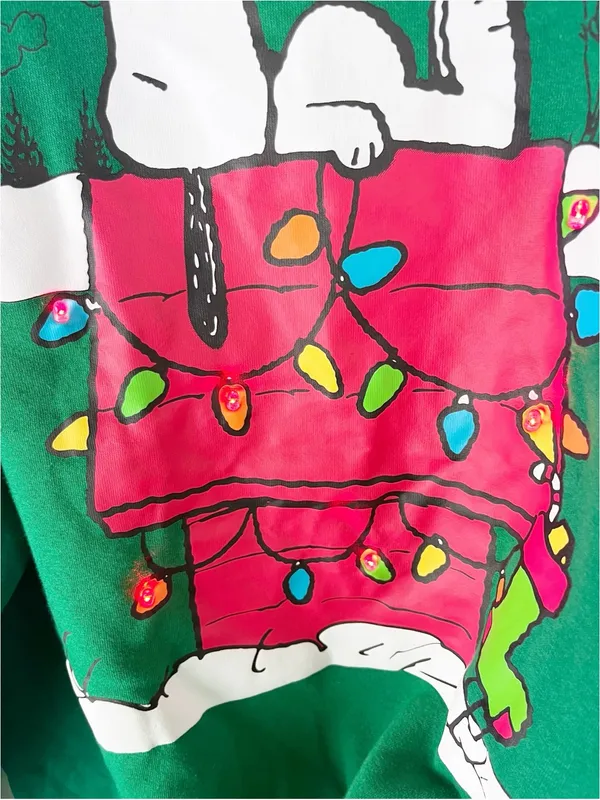 PEANUTS Snoopy Light Up Christmas Graphic Green Long Sleeves Sweatshirt Large - Image 8