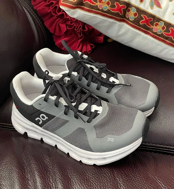 On Cloudflyer 4 Women's pre loved color in grey size 8.5 wear once in store color in Trey/black/white - Image 2