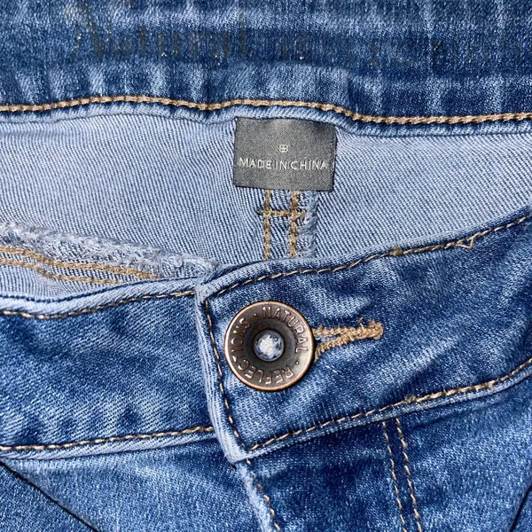 Distressed Blue Denim Jeans – Classic Streetwear Style with Branding Patch - Image 5