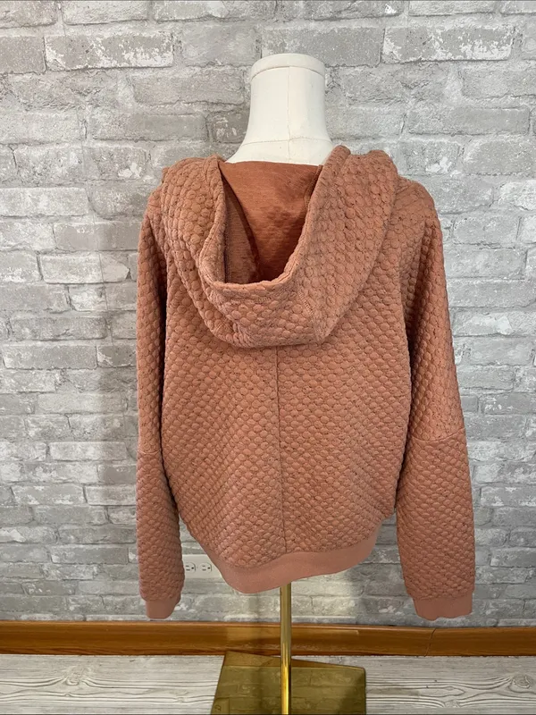 BKE Textured Bubble-Knit Hoodie in Rosewood - Image 3