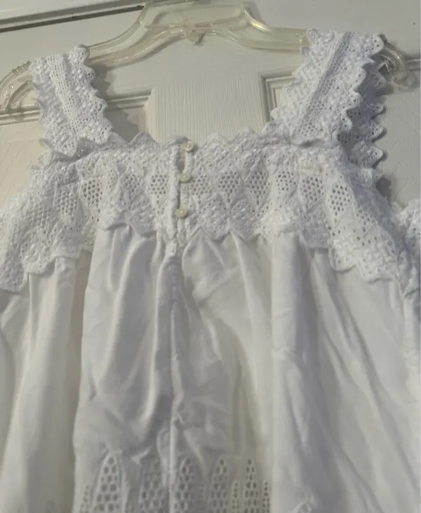 Old Navy White Eyelet shirts is a size Medium. - Image 4
