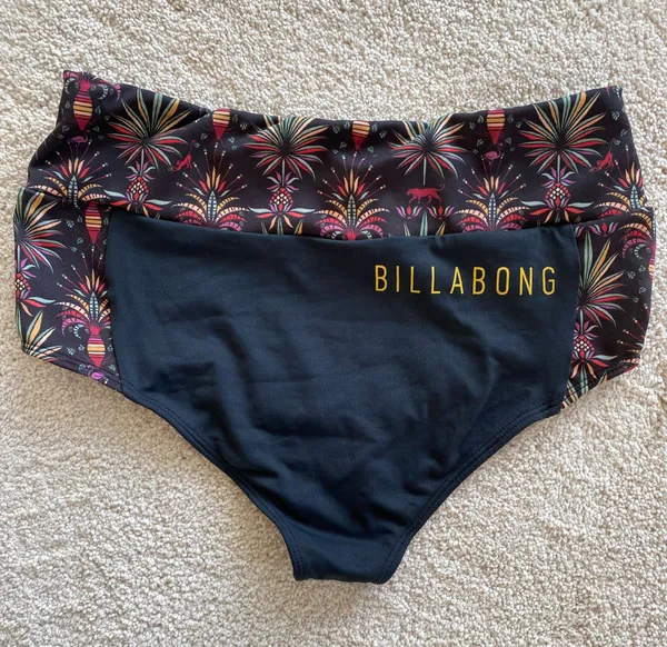 Billabong Rash Guard and Swimsuit Bottoms - Image 6