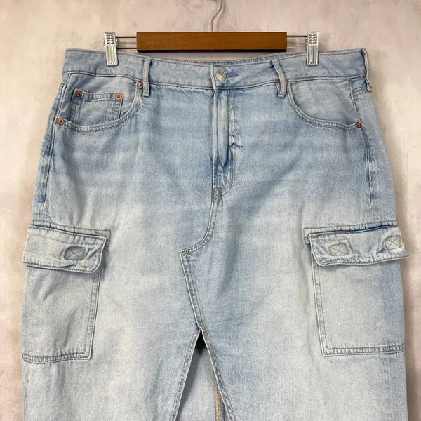 American Eagle Cargo Denim Skirt‎ Womens 16 Light Wash Stretch Front Slit Y2K - Image 3