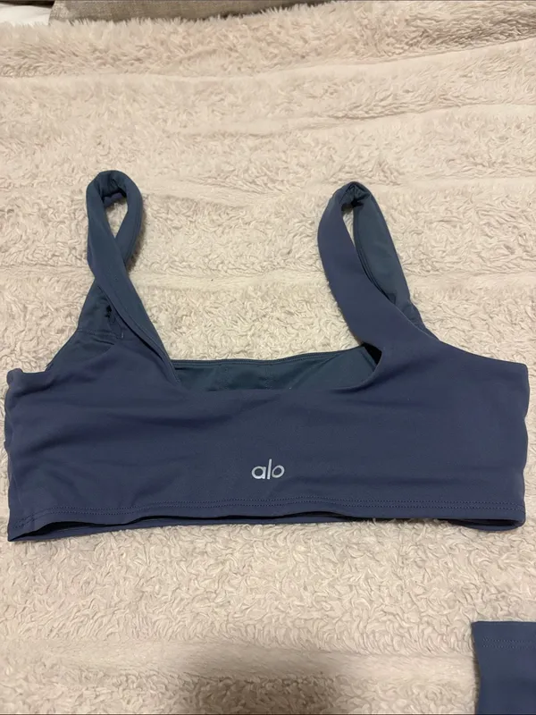 Alo softsculpt bra in size medium blue - Image 2